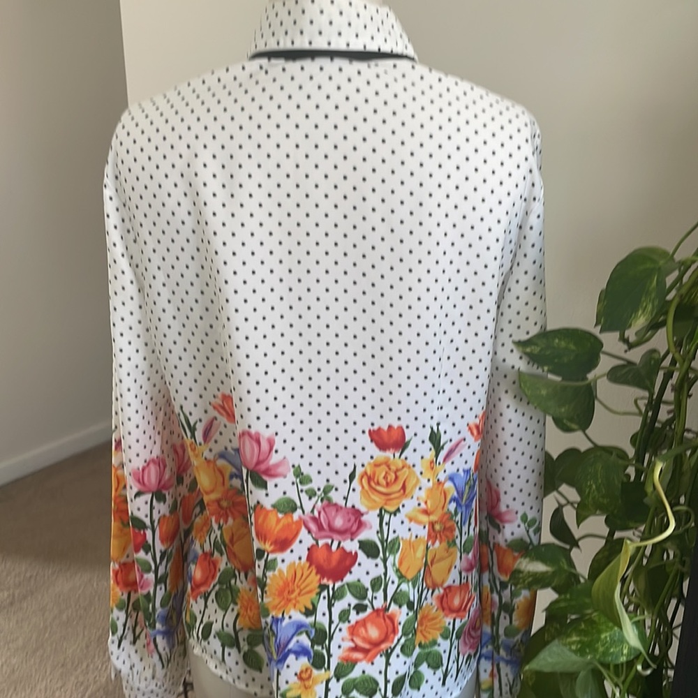Bow tie blouse with a polka dot and flower design - Picture 6 of 8